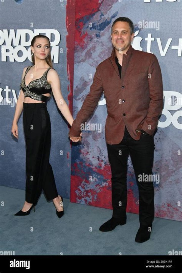 	Amanda Seyfried & Thomas Sadoski had a son, we didn’t know she was pregnant	