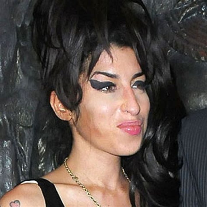 Amy Winehouse & her boobs reunite with Blake, world tries not to vomit