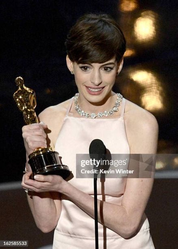 Anne Hathaway wins the Oscar for Best Supporting Actress for ‘Les Mis’