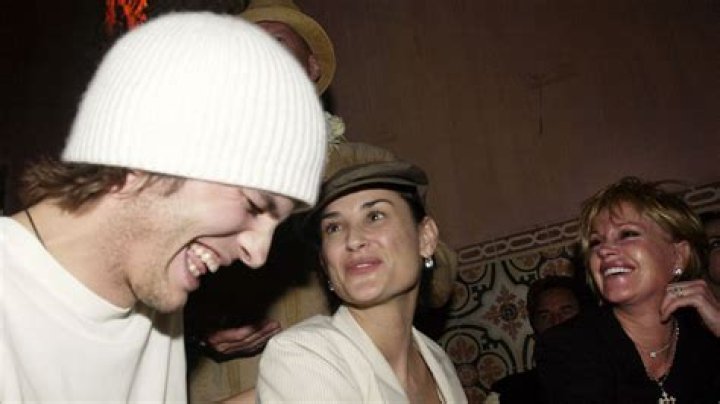 Ashton Kutcher pulled a dumb stunt in response to Demi Moore’s memoir