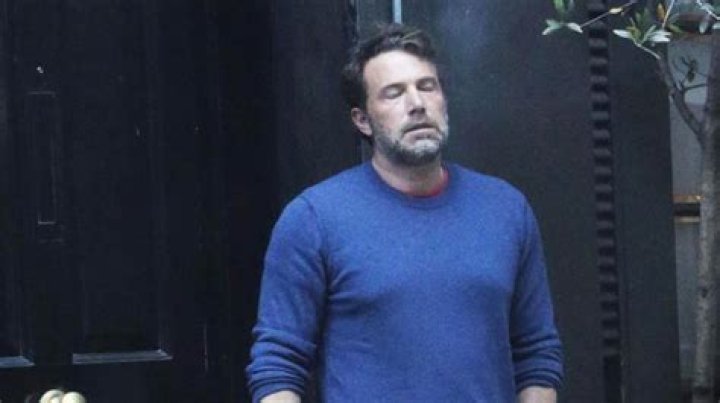 Ben Affleck alternating between stressed & sleepy on his Paris honeymoon