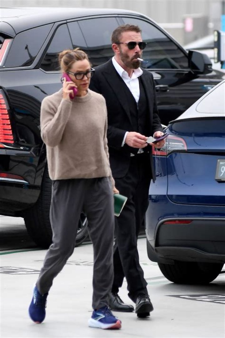 Ben Affleck and Jennifer Garner are friends with Jen’s ex, Scott Foley