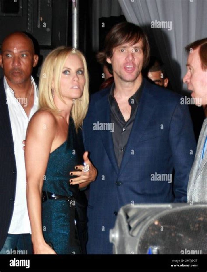 bitchy | Jim Carrey enjoys a cool drink with his lady Jenny McCarthy whil