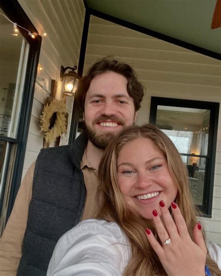 Courtney Robertson Bio (Wiki) 