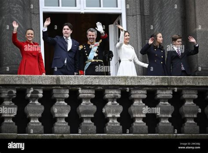 Denmark’s King Frederik & Queen Mary took the throne & kissed on the balcony