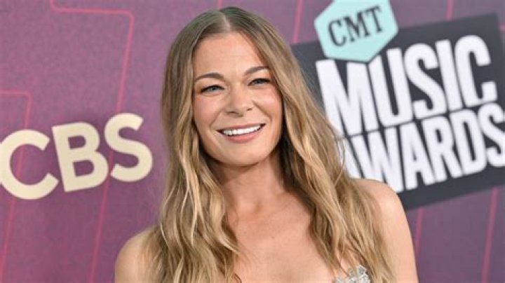 Did LeAnn Rimes buy thousands of robot Twitter followers last week?