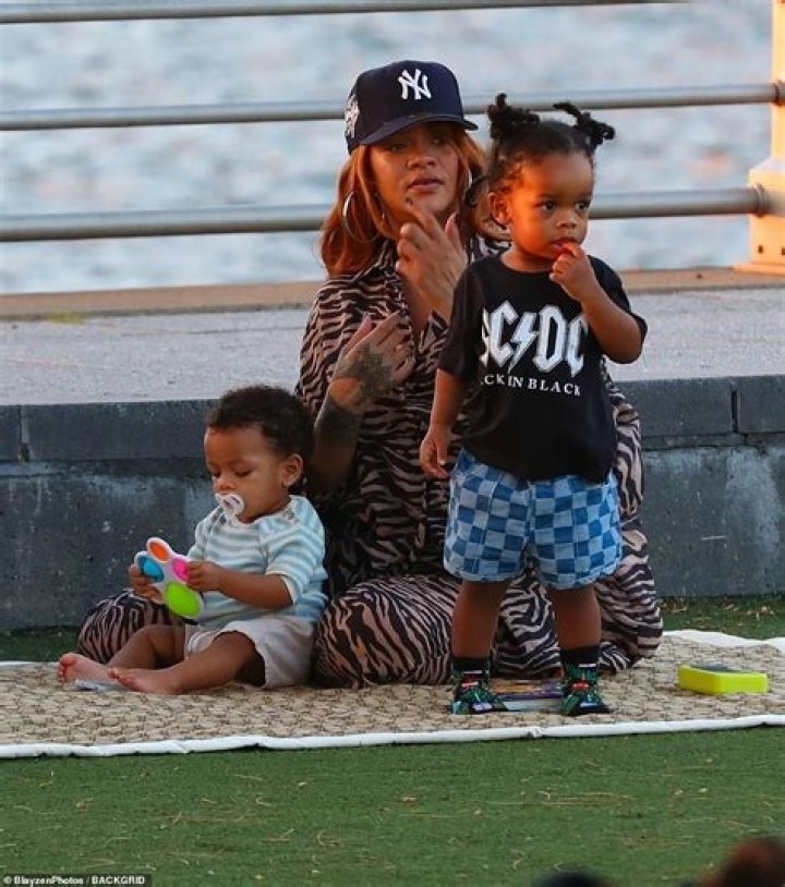 Did Rihanna tweet photos of herself rolling a blunt at Coachella?