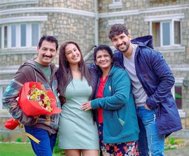 Dinithi Walgamage Wikipedia Age, Parents And Boyfriend