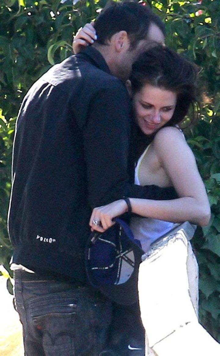 Don’t worry, Kristen Stewart wasn’t ‘traumatized’ by Rupert Sanders affair