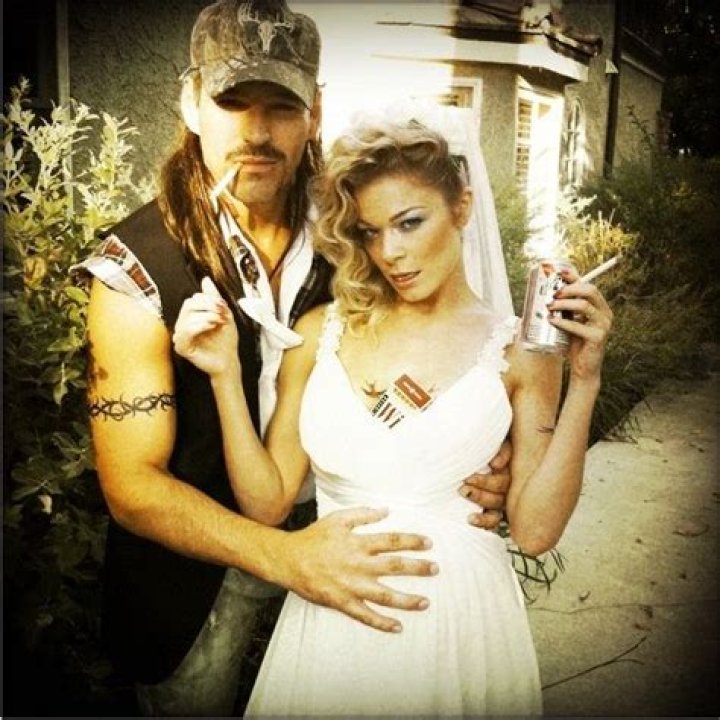 Eddie Cibrian and LeAnn Rimes go “redneck” for Halloween