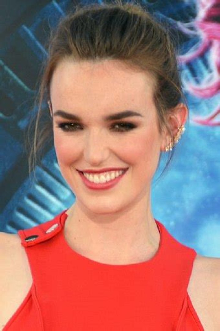 Elizabeth Henstridge Height - CelebsHeight.org