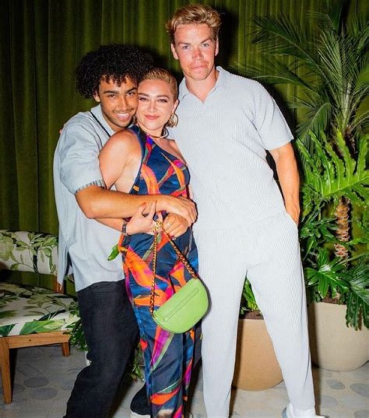 Florence Pugh is on vacation with Will Poulter & some friends but not Zach Braff