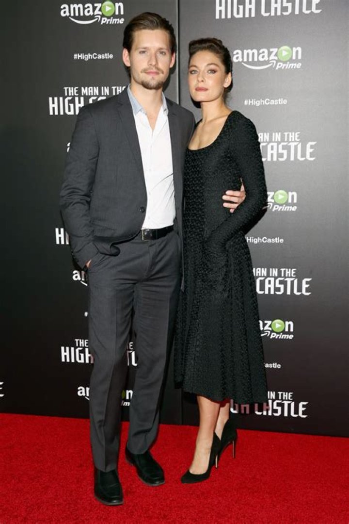 Is Luke Kleintank enjoying the love life? Gay or has a girlfriend? Know it all inside…