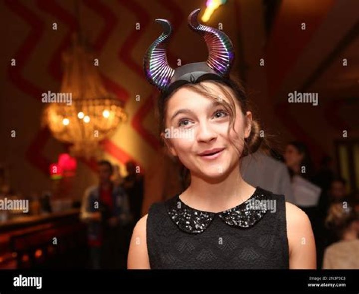 Isobelle Molloy Bio (Wiki) 