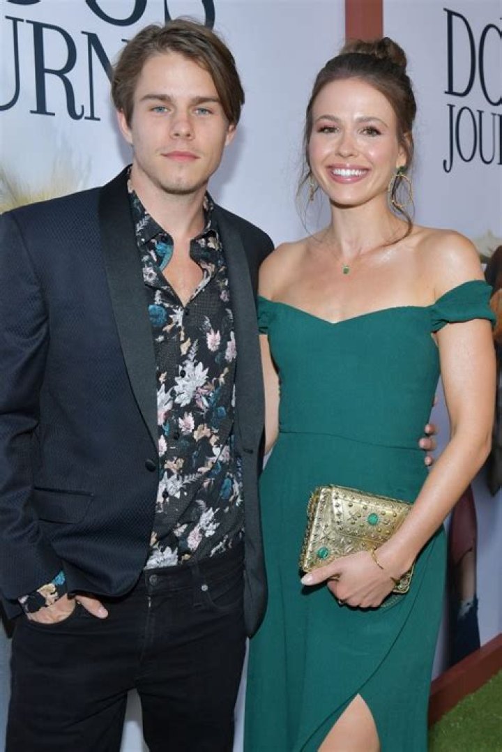 Jake Manley Net Worth - Wiki, Age, Weight and Height, Relationships, Family, and More