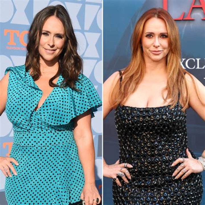 Jennifer Love Hewitt is begging for a new stylist