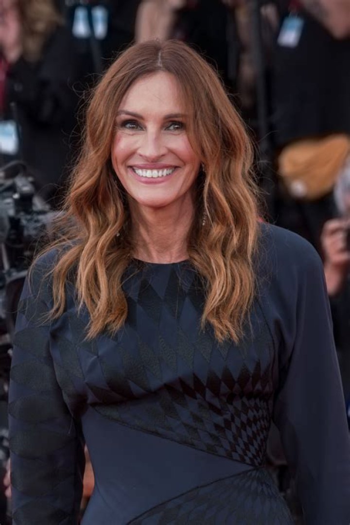 Julia Roberts in an ill-fitting black ensemble: tragic, budget or boring?