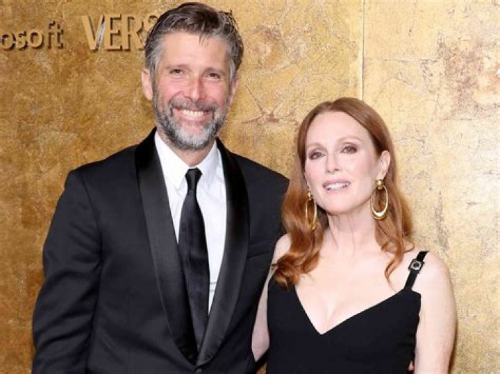Julianne Moore & Bart Freundlich celebrate anniversary by telling each other they stink