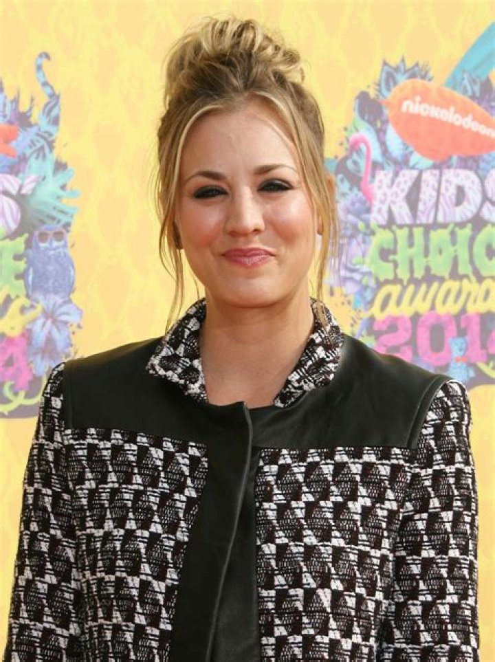 Kaley Cuoco got a choppy shoulder-length haircut for Spring: cute & flattering?