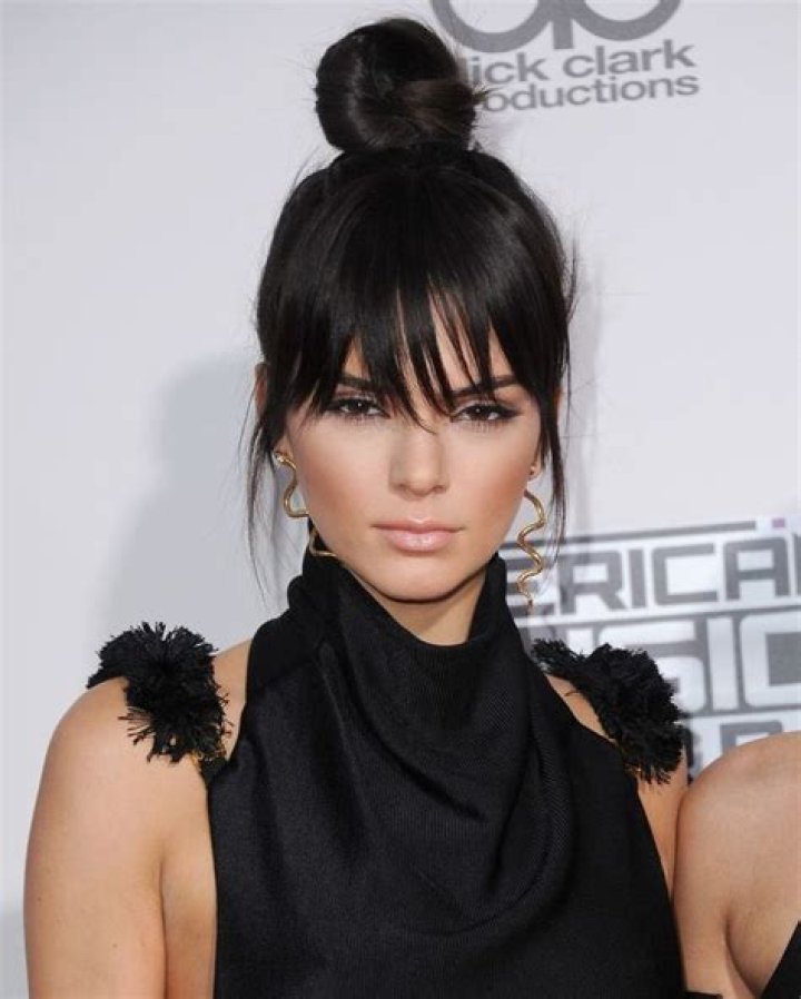 Kendall Jenner got bangs and looks like a completely different person