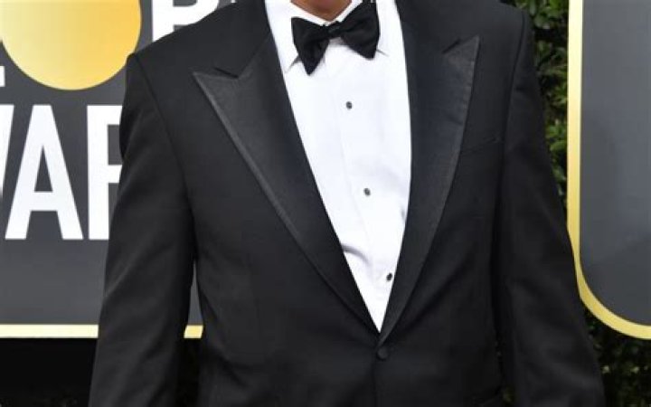 Kyle Chandler Net Worth - Wiki, Age, Weight and Height, Relationships, Family, and More