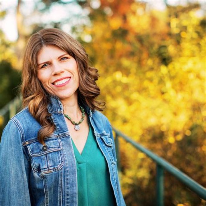 Lauren Hunter Bio (Wiki) 