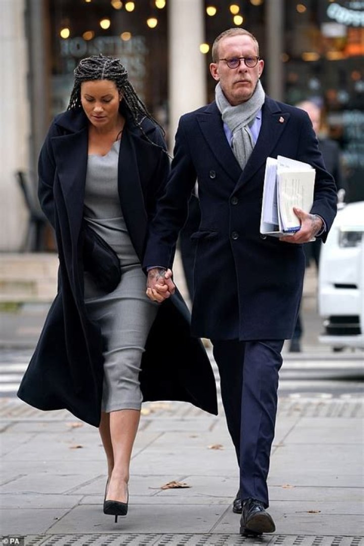 Laurence Fox and his girlfriend Sara McKinnon go shopping in London amidst the lockdown!
