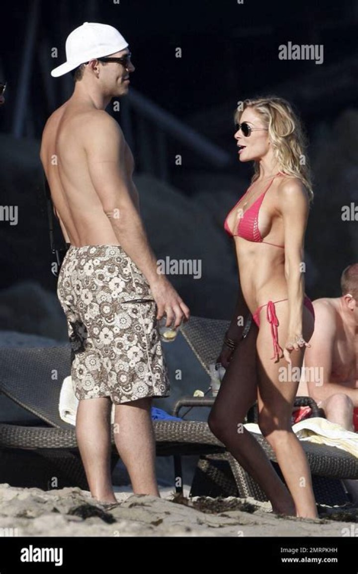 LeAnn Rimes thinks she’s God’s gift to bikinis & tickle fights