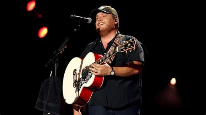 Luke Combs Net Worth, Age, Girlfriend, Family, Biography & More
