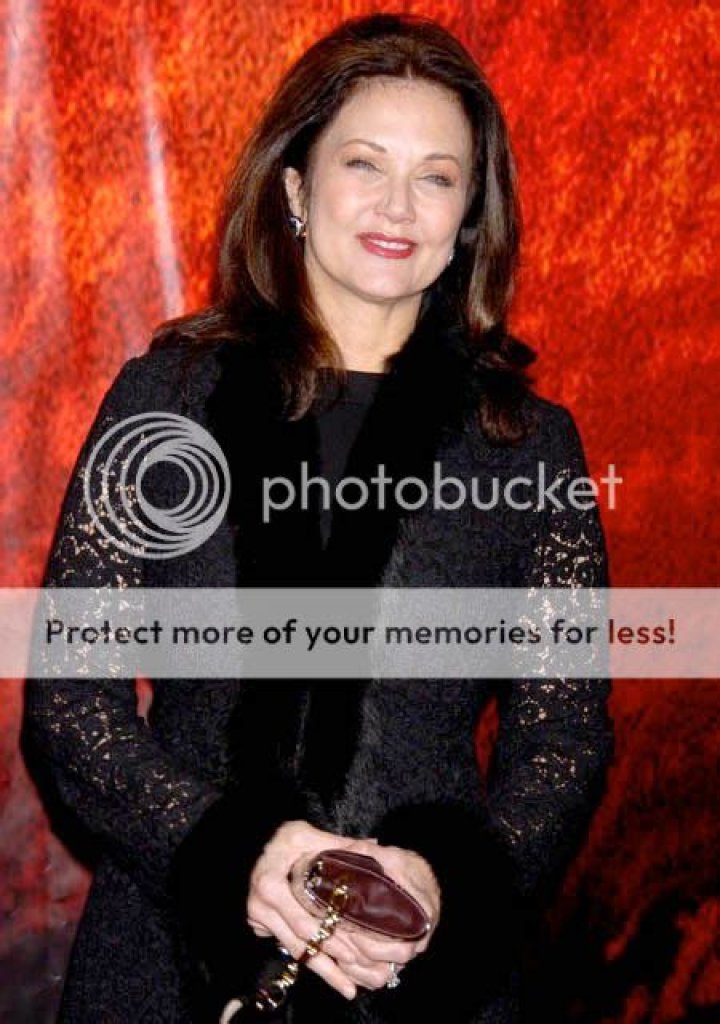 Lynda Carter finds dead body floating in river (update)