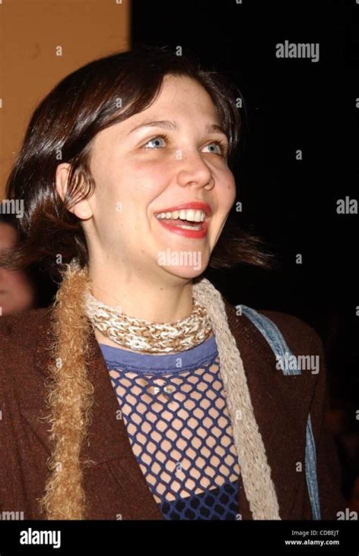 	Maggie Gyllenhaal in Marc Jacobs at the Globes: blending into the background?	