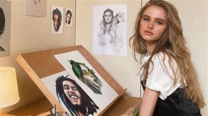 Meet Julia Gisella, The Artist Celebrities Ask to Be Drawn From