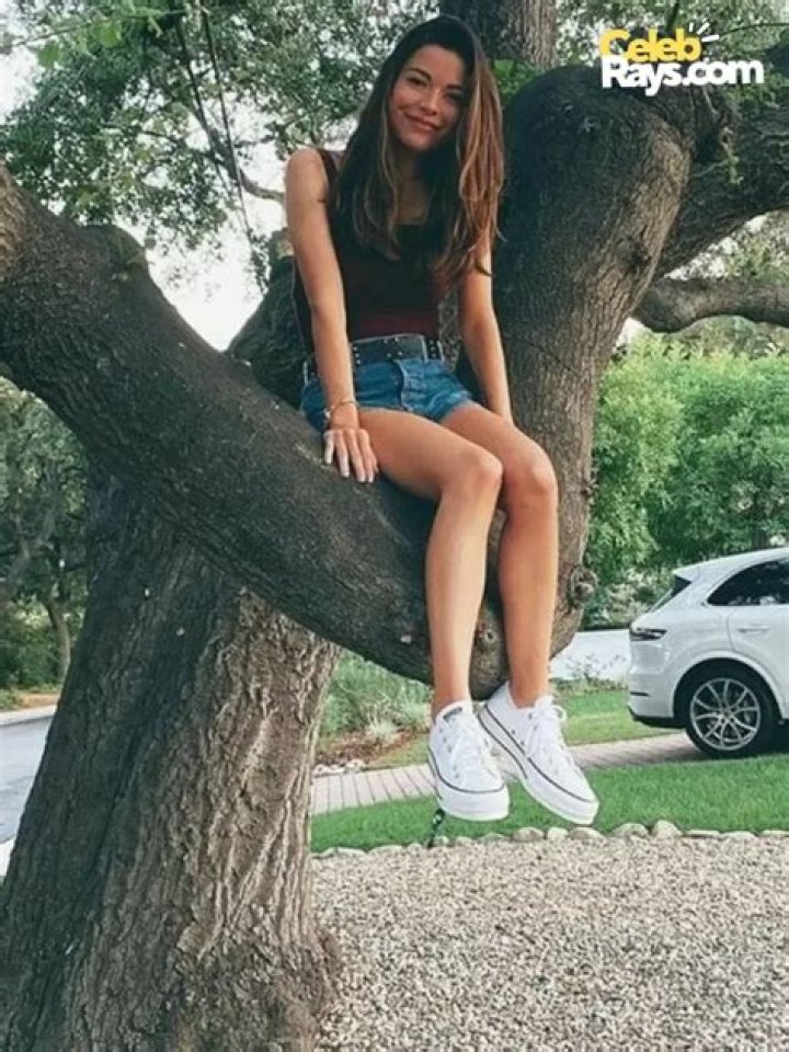 Miranda Cosgrove Bio (Wiki) 