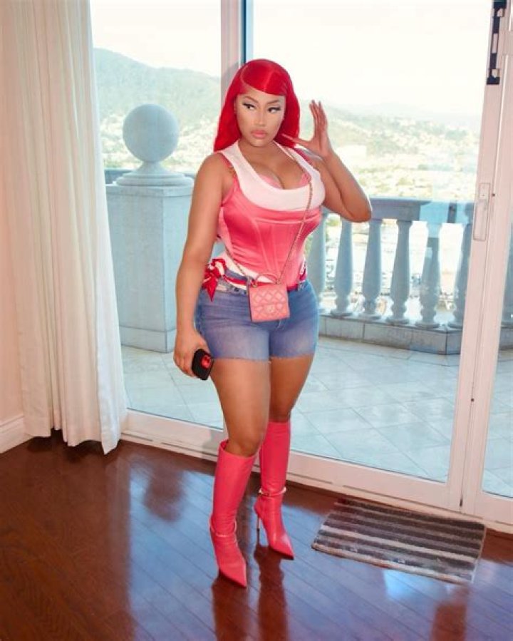 “Nicki Minaj’s bondage outfit looks really uncomfortable” links