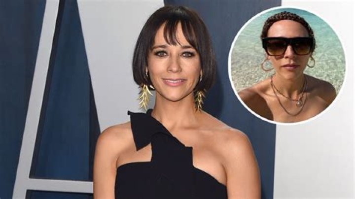Rashida Jones cautions teens against ‘sultry, mouth open’ selfies