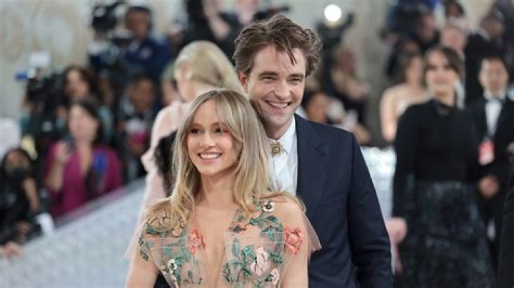 Robert Pattinson says he’s single, jokes about looking gangly & girly