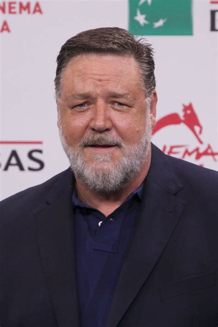 Russell Crowe forcibly removed a ranting Azealia Banks from his hotel suite