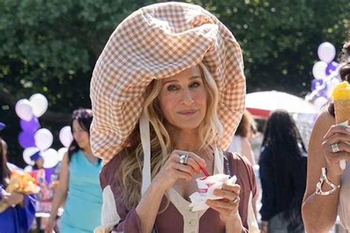 Sarah Jessica Parker explains why she keeps cakes & cookies in the house