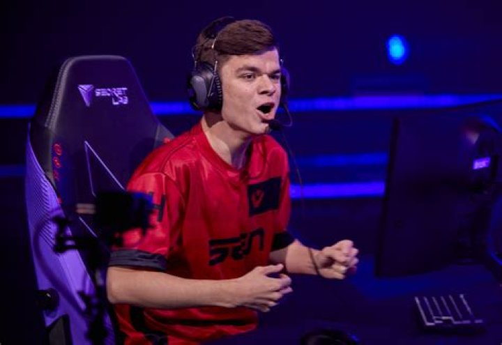 Sen Sick Girlfriend: Who Is The Girl In His YouTube Video? Dating History and Net Worth