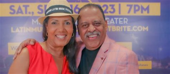 The Canadian actor Paul Campbell married life with his wife Lorie Metz Campbell.