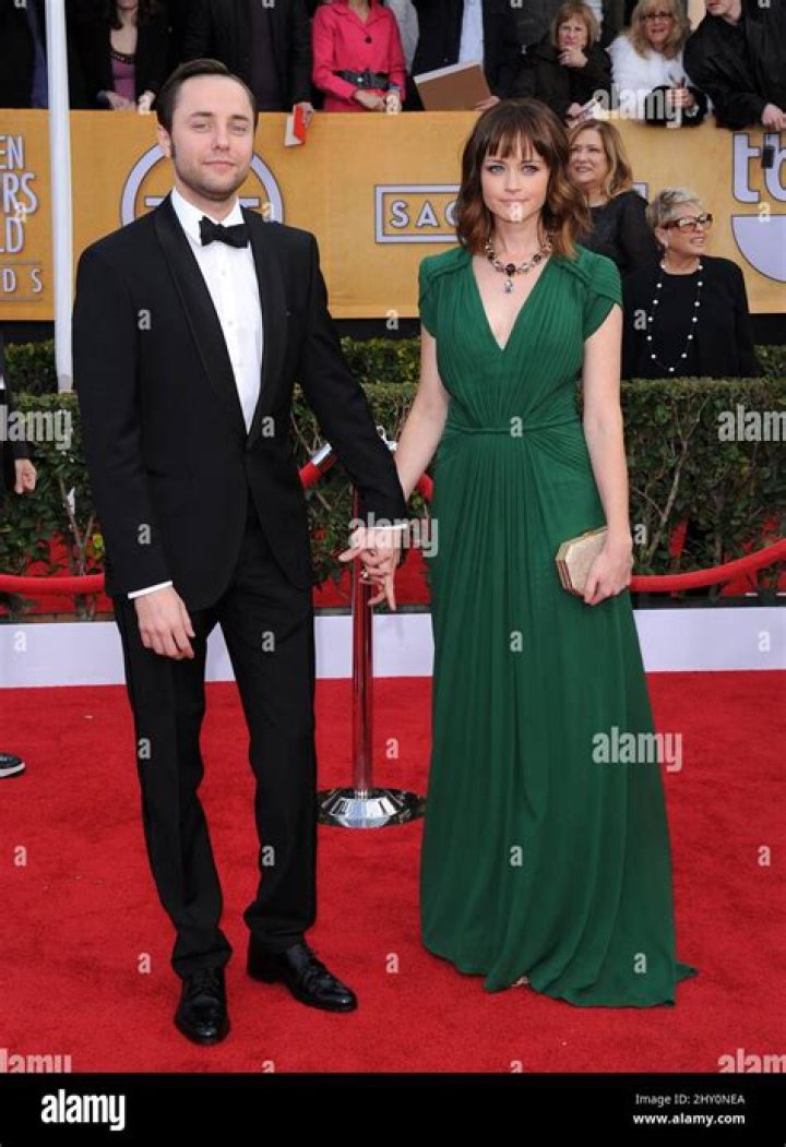 The divorce of Alexis Bledel and Vincent Kartheiser has been finalized