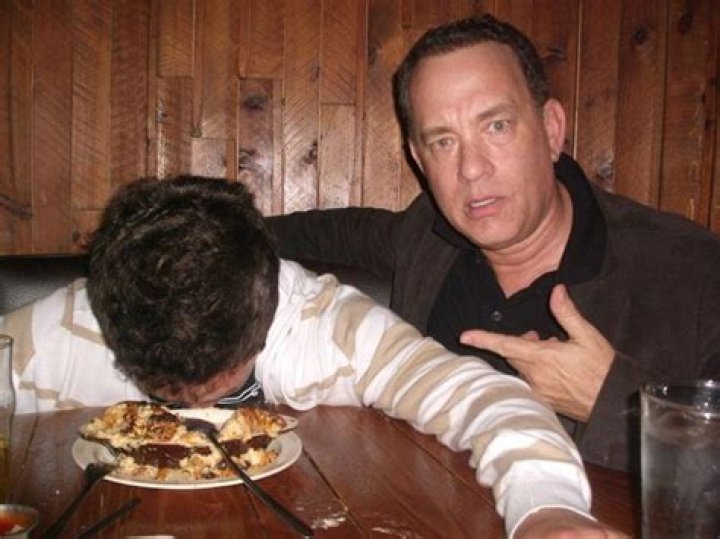 Tom Hanks happily poses with a “drunk” fan: hilarious & adorable?