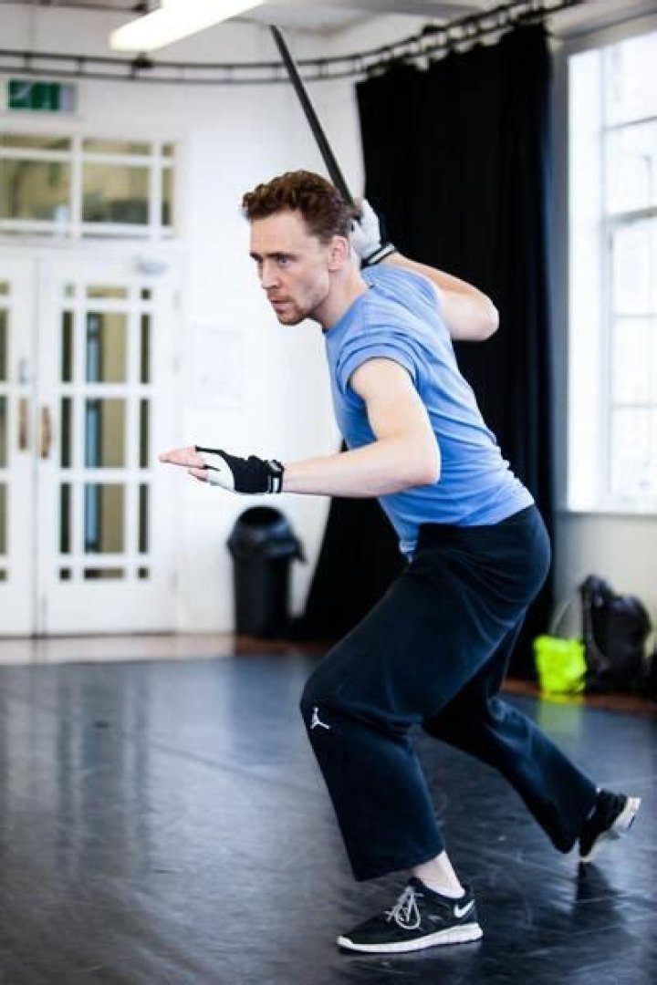 Tom Hiddleston jumps rope, does push-ups & breathes heavy in a new video