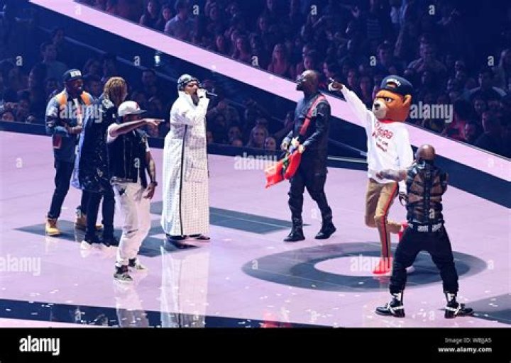 VMAs closer with Naughty By Nature & Queen Latifah should have been the opener