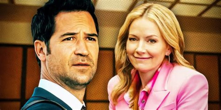 Who plays Mickey's mom Elena in The Lincoln Lawyer season 2?